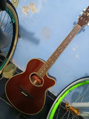 Vende -se violão pra quem tem interesse em concertar