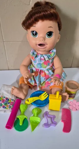 Boneca baby alive sara comilona morena.
