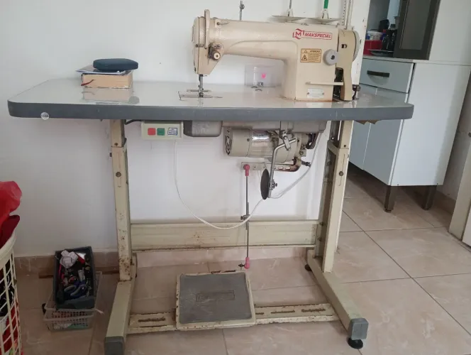 Máquina reta em perfeito estado