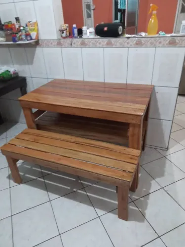 Conjunto de mesa com dois bancos rústicos