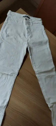Calça jeans branca, pop me, tamanho 40, com rasgado no joelho