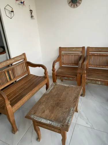 Mesa e cadeiras rústicas