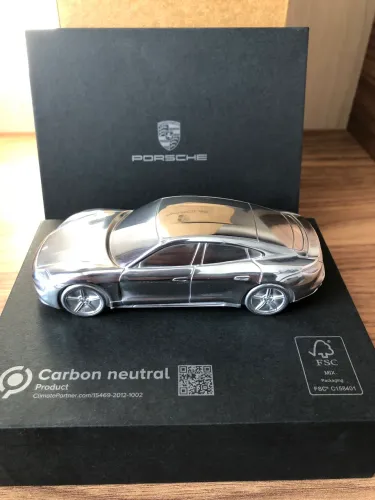 Miniatura Porsche Taycan peso de papel 