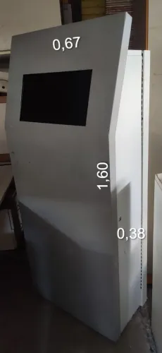 Totem Metálico com Monitor
