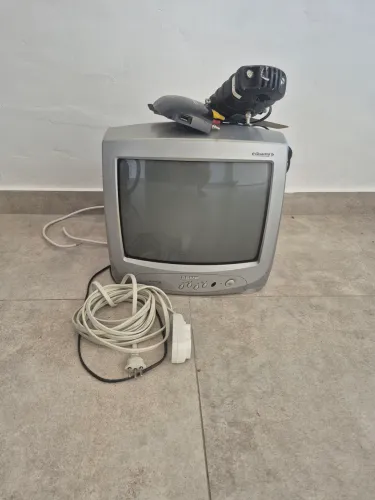 Vendo televisao , com 14 polegadas, com DVD e CDs.