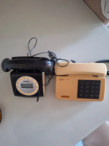 2 telefones relíquias para decoração 