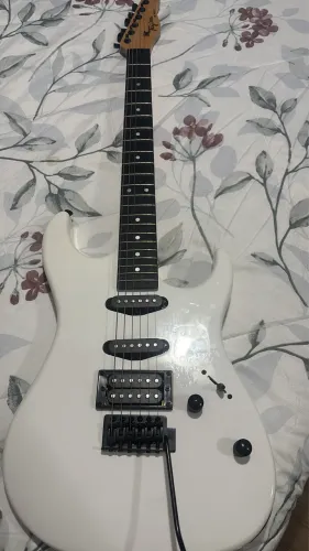 Guitarra tagima branca