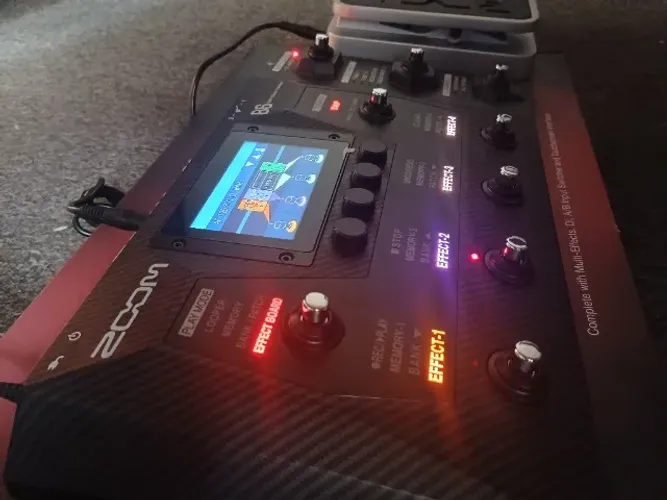 Vendo pedaleira para baixo Zoom B6 com pedal de expressão Zoom.