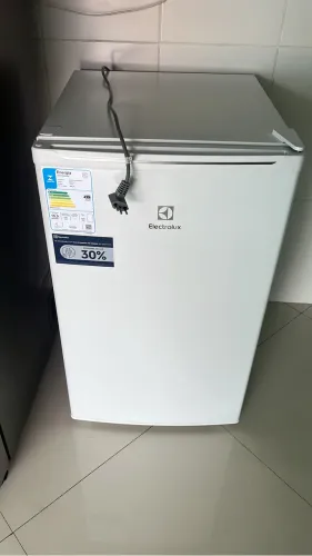Geladeira Eletrolux (frigobar) com congelador