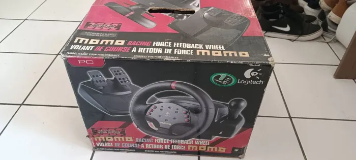 Volante Logitech Momo Racing Force Feedback com pedal