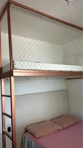 Cama suspensa