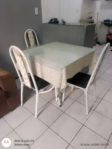 Mesa de vidro com 4 cadeiras