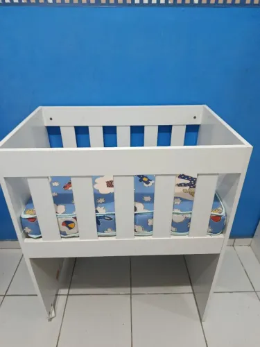 Mini berço com colchão.