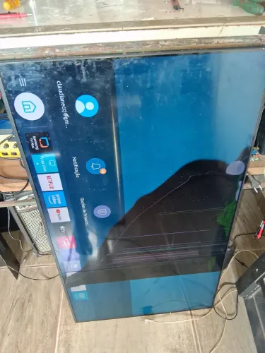 Vendo tv com tela quebrada quem tiver interesse e so chama *