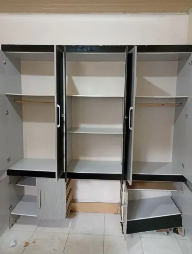 Guarda roupa com defeito no pé