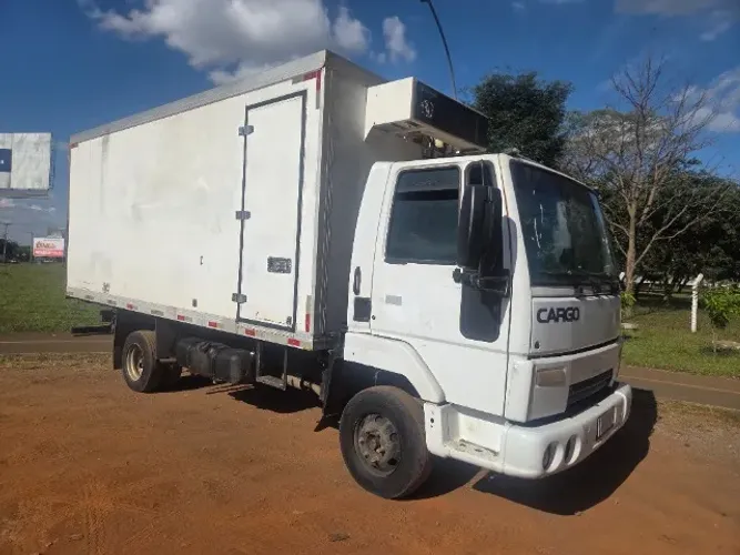 Cargo 815/11/12 baú frigorífico gancheira ou chassis