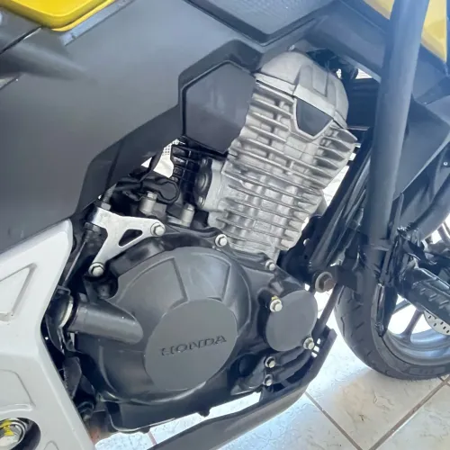 Motocicleta semi nova. 11500 km rodados. Todas as revisões: Honda Novo Rumo,,