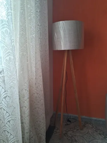 Abajur tripé SEMI NOVO. Motivo da Venda: Mudança!