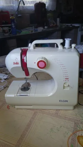 Maquina de Costura Elgin Bella