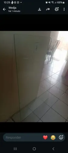 Vende-se um vidro.