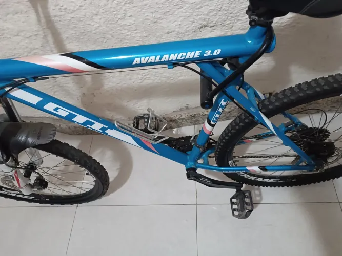 V/t Bicicleta GTÍ avalanche 3.0 uma raridade com suspensão é freios idraulicos