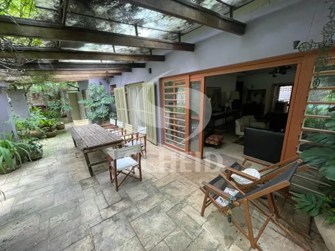 Casa á Venda no Real Parque com 293m², 2 quartos sendo 2 suítes, 2 vagas.