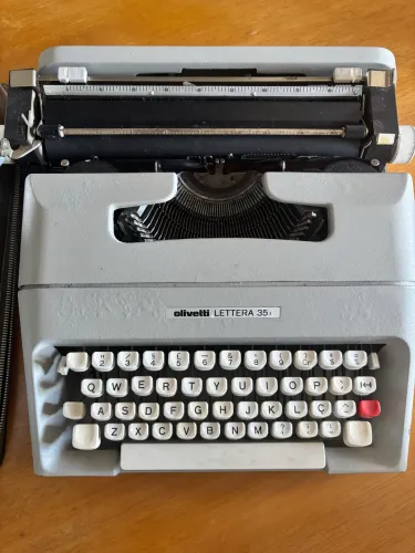 Máquina de Escrever Olivetti Lettera 35i - Vintage / Clássica