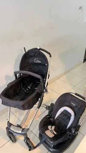 Carrinho e bebê conforto completo.