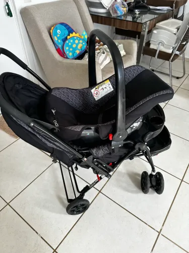 Carrinho de bebê cosco com bebê conforto que acompla