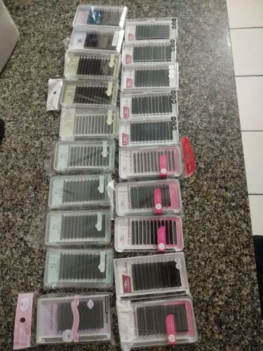 Caixinhas de cílios no precinho.