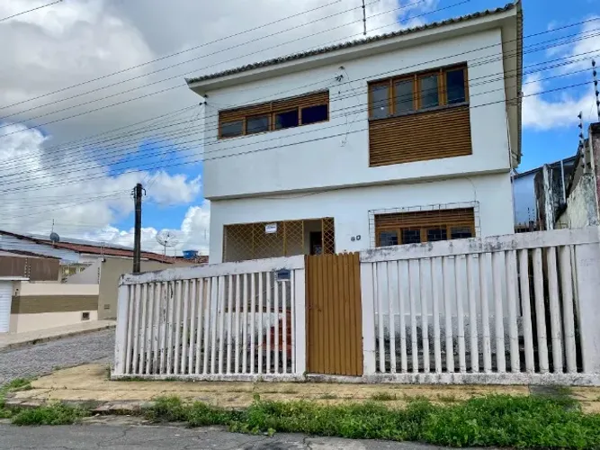 Casa com 4 quartos, garagem e 3 banheiros em Palmeira dos Índios