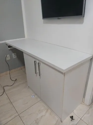 Escrivaninha com sapateira 