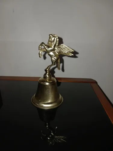 Sineta de bronze antiga com cavalo pegasus