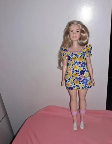 Boneca barbie fashionista síndrome de down 2022 da mattel 