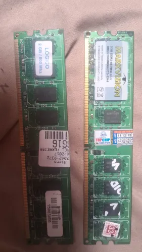 2 memórias ddr2 2gigas cada