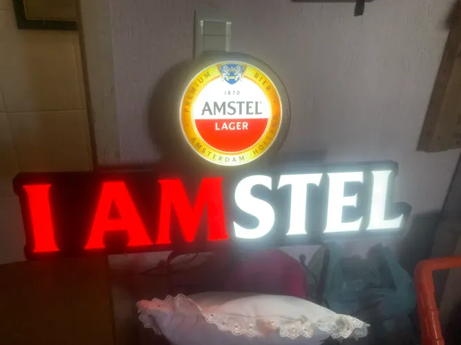 letreiro luminoso de propaganda cerveja Amstel