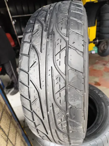 2 Pneus 235/75/15 Dunlop 70% de borracha