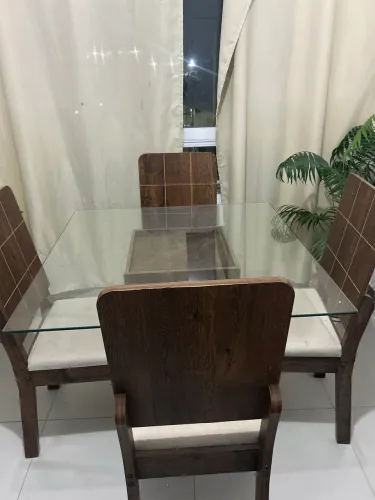 Mesa jantar de vidro com 4 cadeiras estofadas 