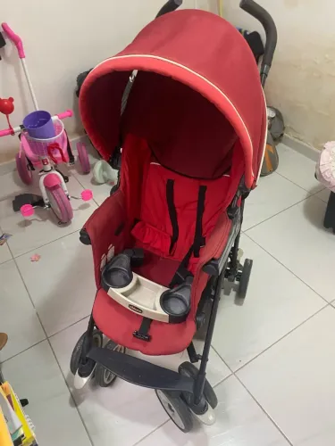 Vendo berço americano + colchão + carrinho de bebê 300$