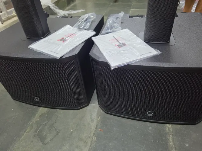 02 Caixas Turbosound IP3000 (Novas sem uso)