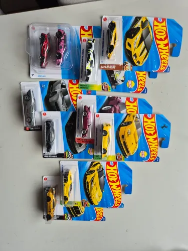 Vendo lote hotwheels com ferrari