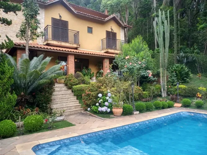 Casa para venda em condomínio na Serra da Cantareira com piscina. Estuda permuta.