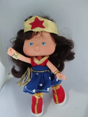 Boneca Moranguinho Mulher Maravilha