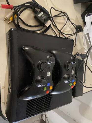 XBOX 360 NOVO 2 MANETES COM CARREGADOR E JOGOS