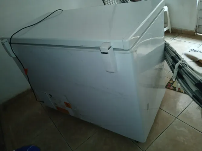 Freezer horizontal AHCED 411 fricon com pouco tempo de uso , muito conservada
