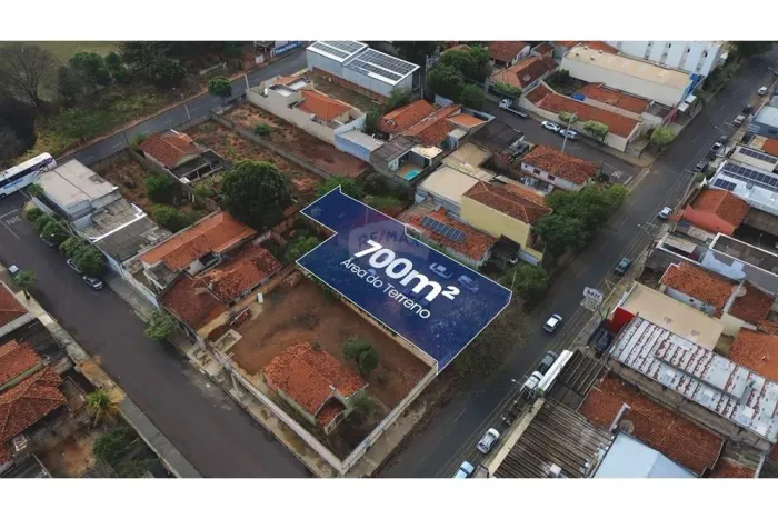 Terreno à venda com 300m² e 400m², totalizando 700m² na Rua: Baguaçu, Araçatuba/SP