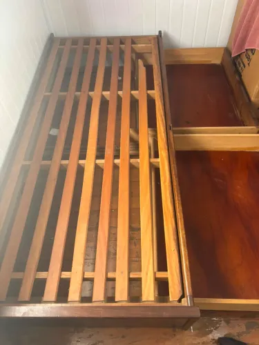 Cama de madeira