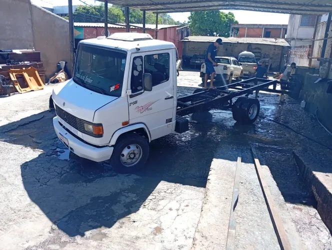 CAMINHÃO MB710 PLUS  