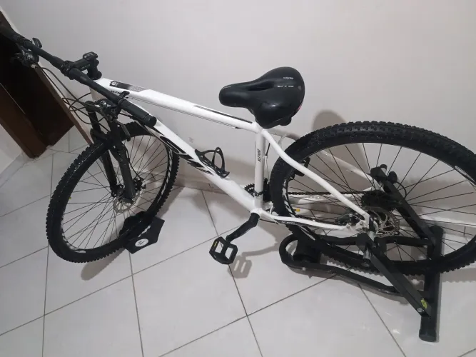 Bicicleta Alumínio Aro 29 KRW Shimano TZ 24 Vel Ltx KRW20+base niveladora e rolo de treino