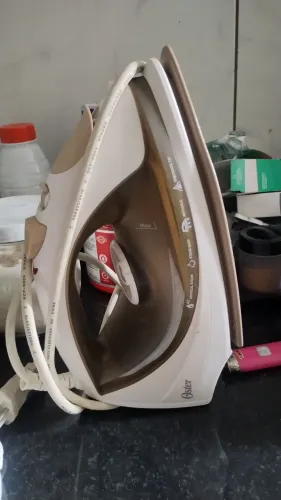 Ferro de passar a vapor.